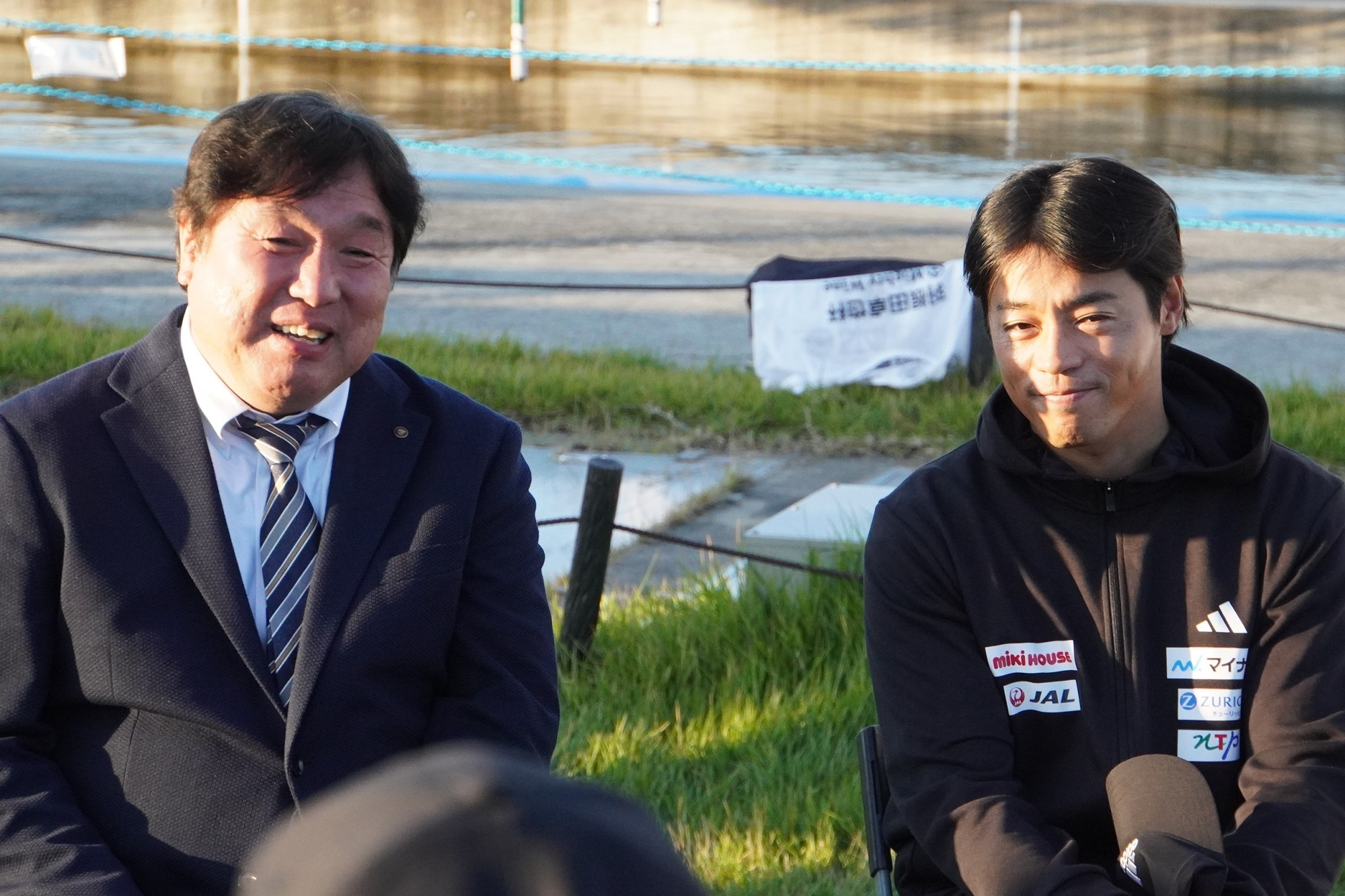 区長（左）と羽根田卓也選手（右）