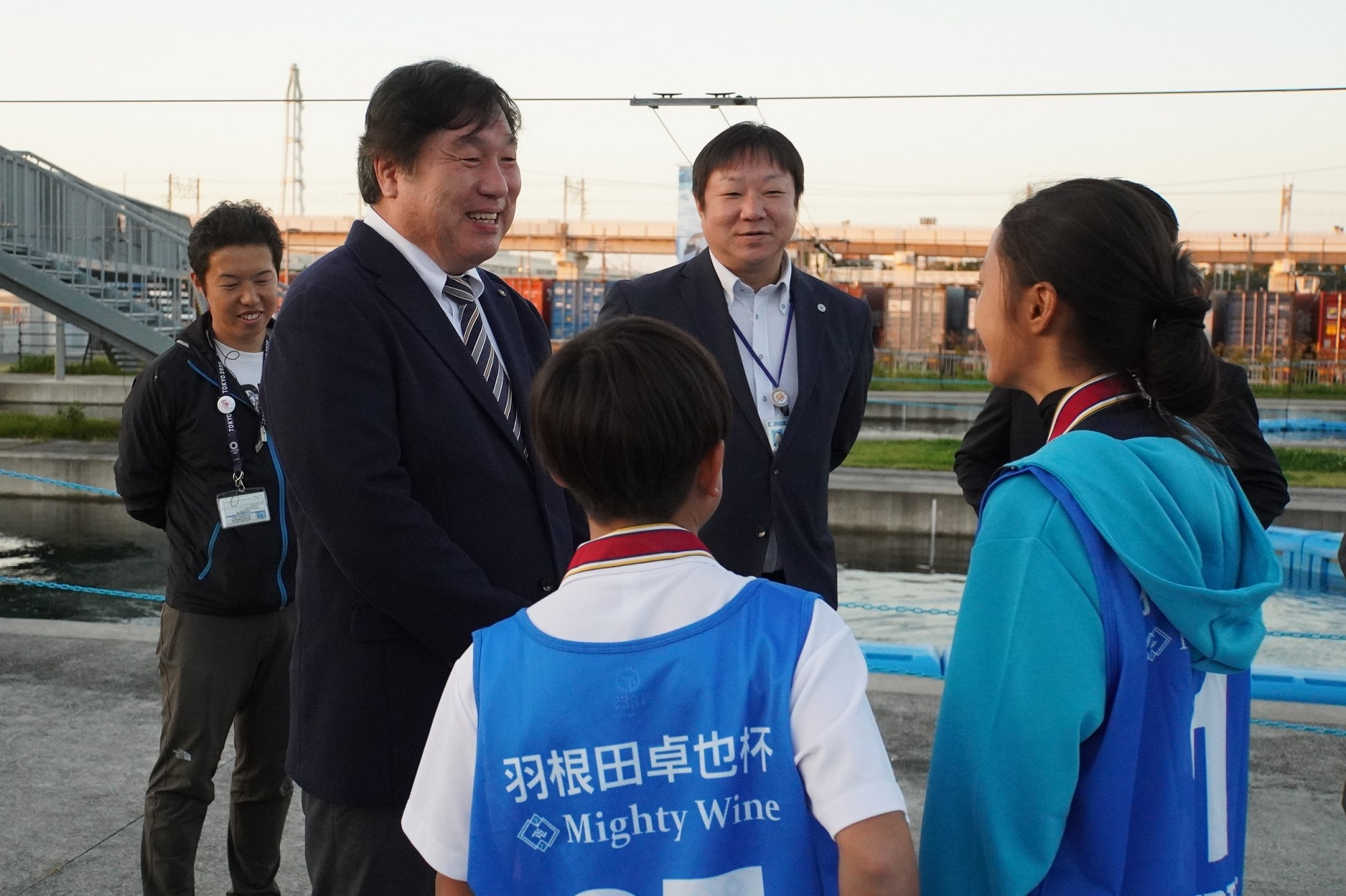 参加者と談笑する区長