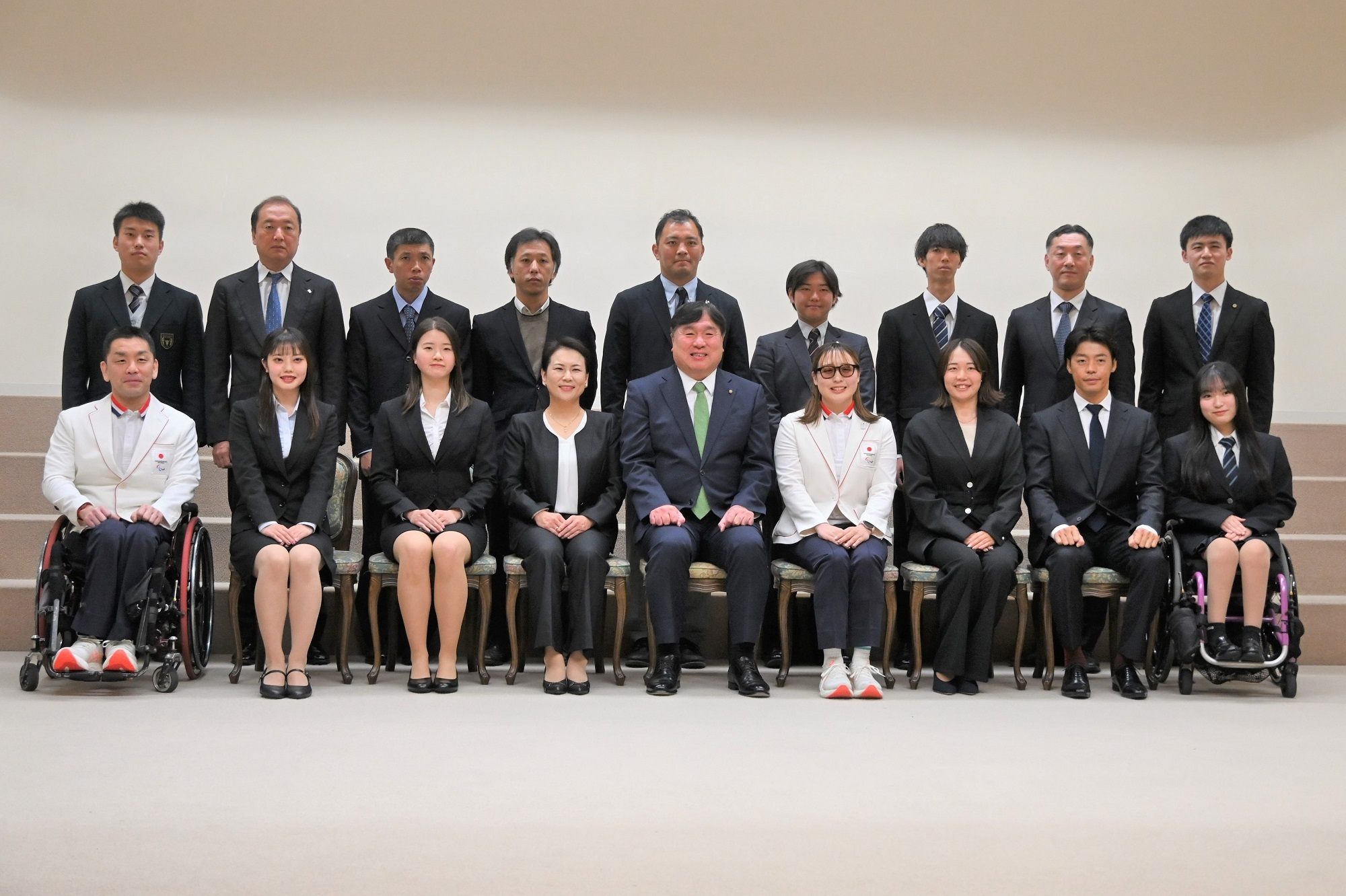 受賞者と区長の記念撮影