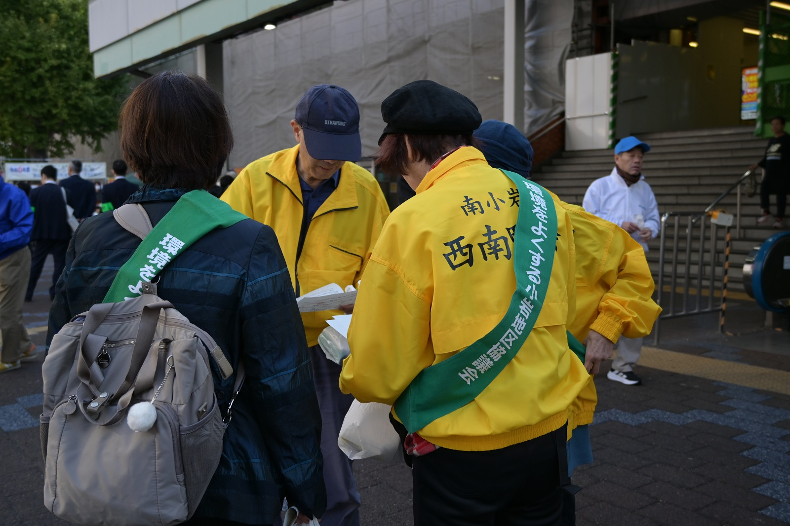 自転車盗難防止の声かけをする区民