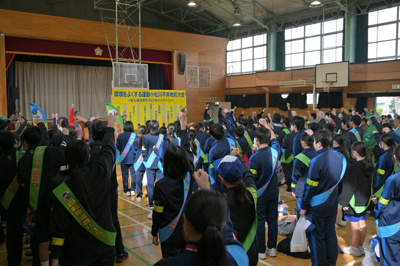 体育館に集まる区民