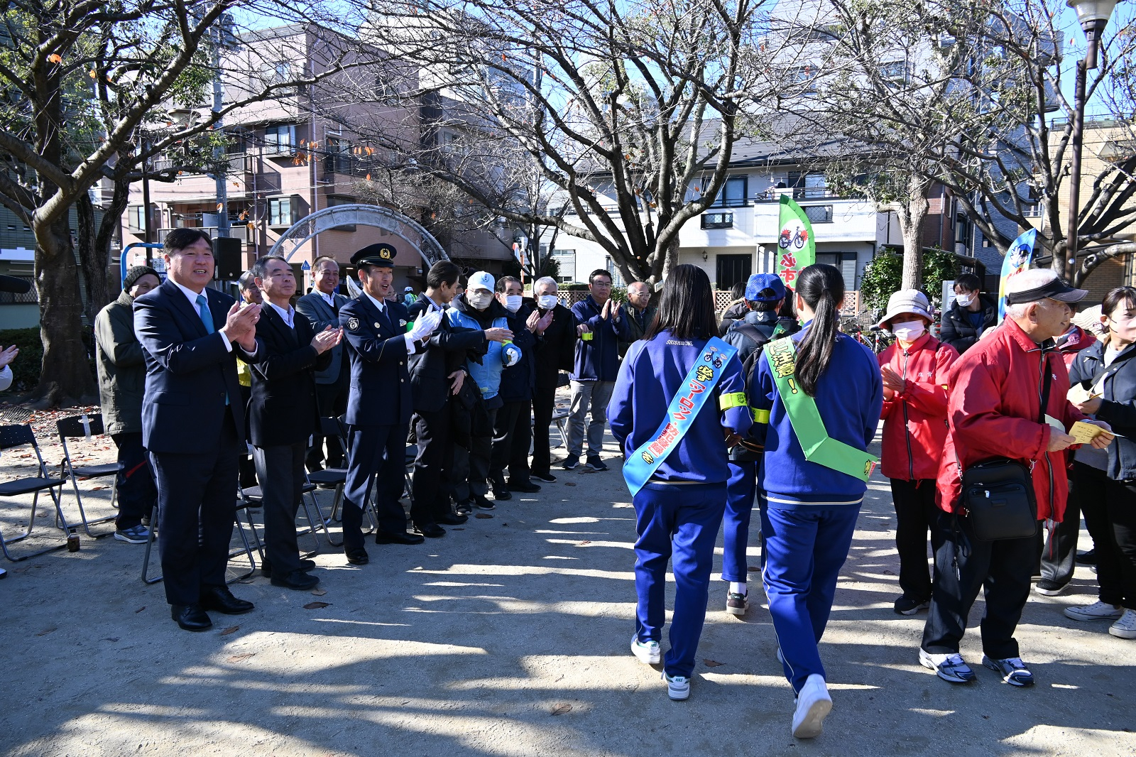 活動する区民を送り出す区長