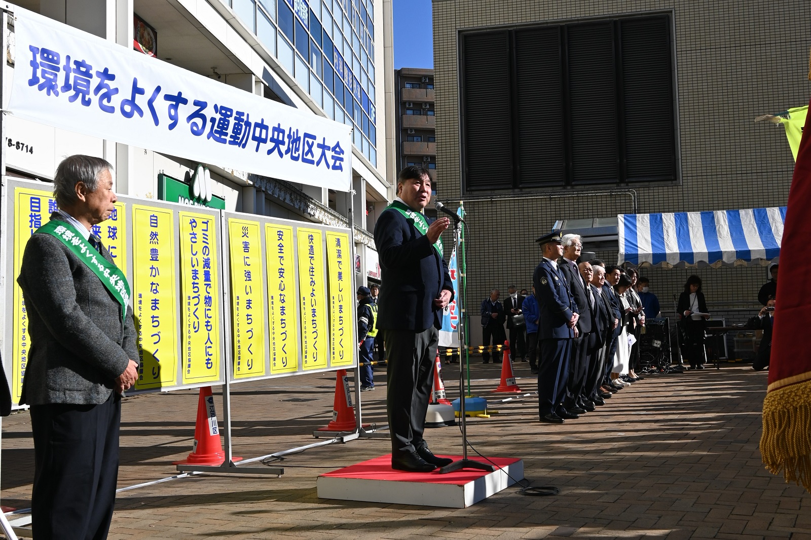 中央地区で挨拶をする区長