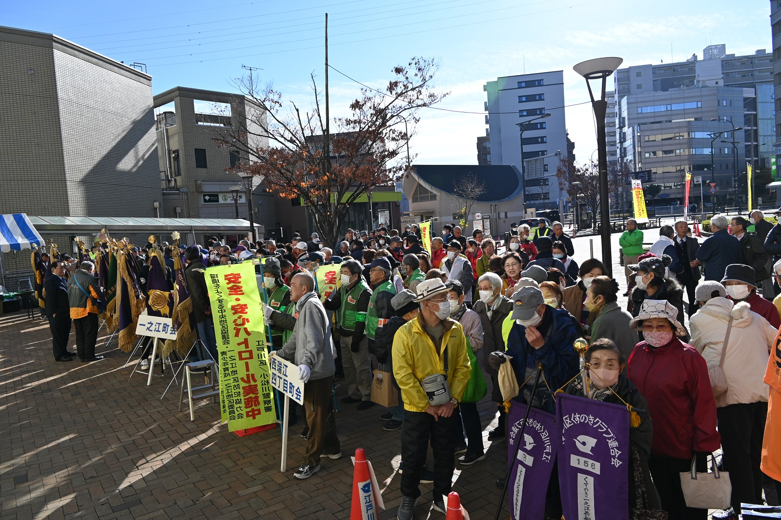 活動のため広場に集まる区民
