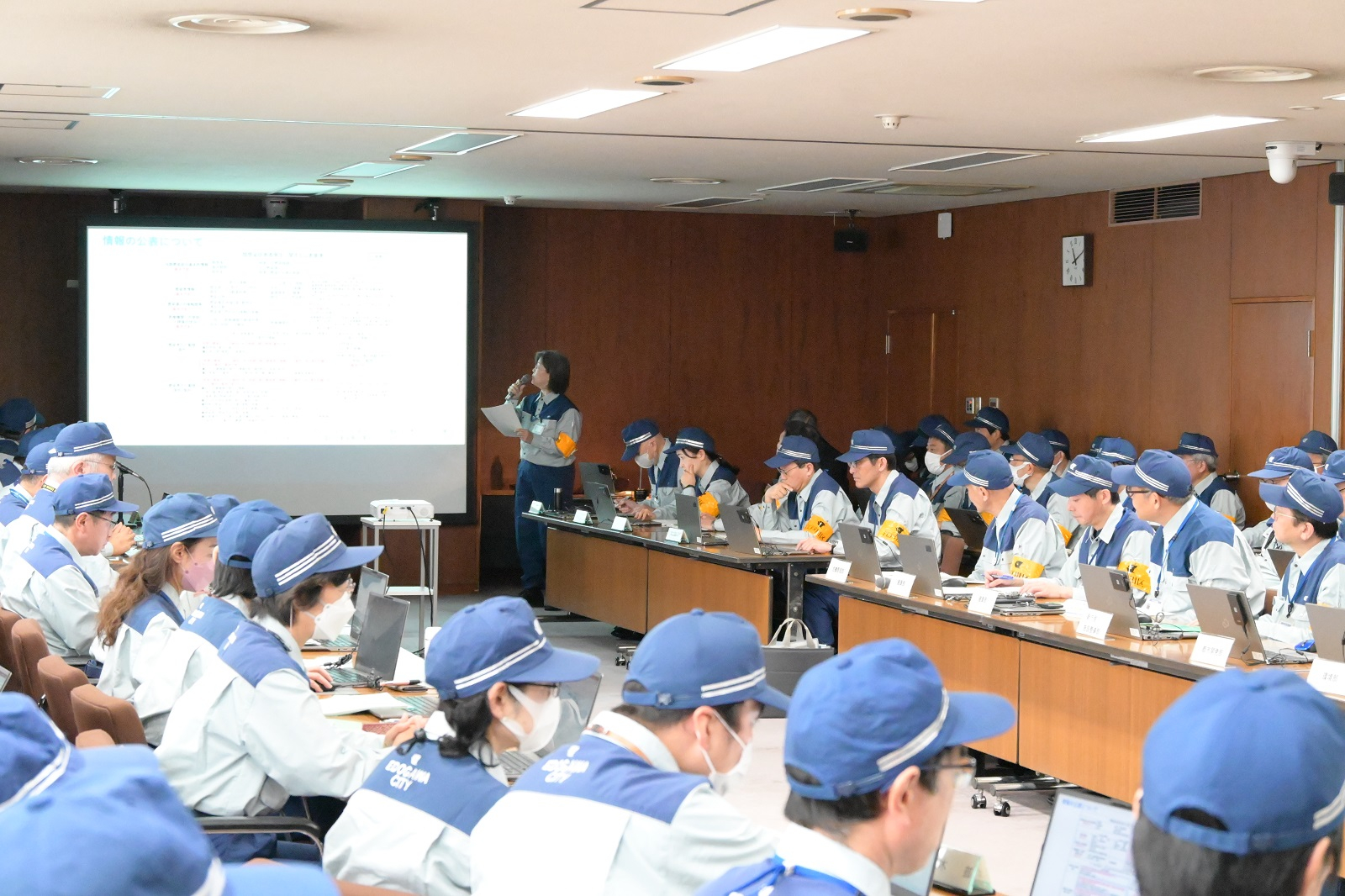 各部署の初動対応や連携体制について確認を行う職員たち
