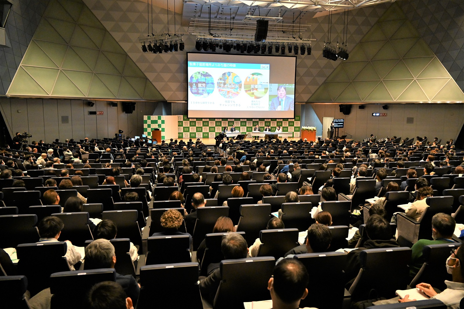 話を聞くイベント参加者たち