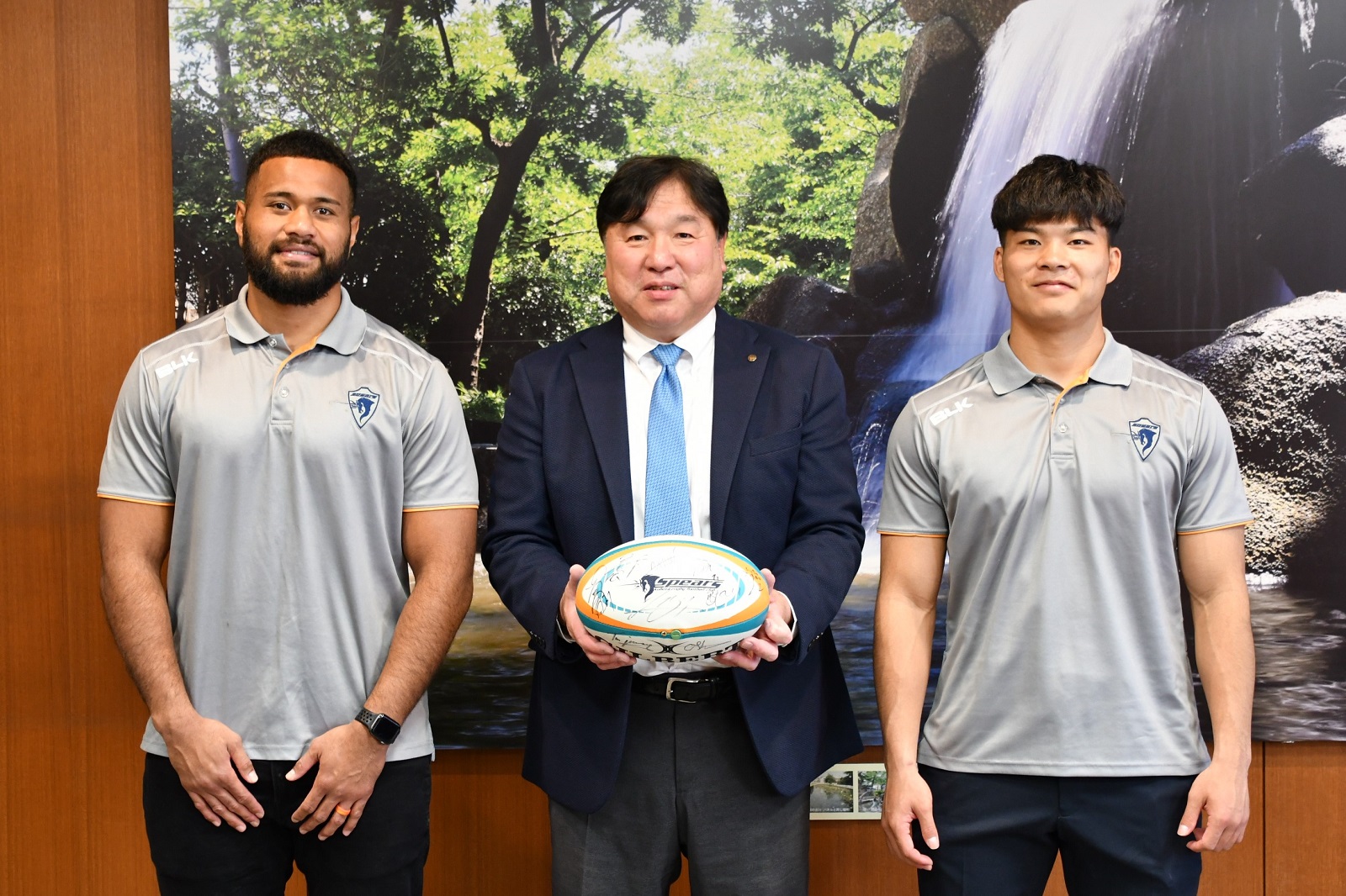 主将のファウルア・マキシ選手と木田晴斗選手と区長