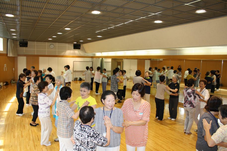 写真：ペアダンスをしている様子