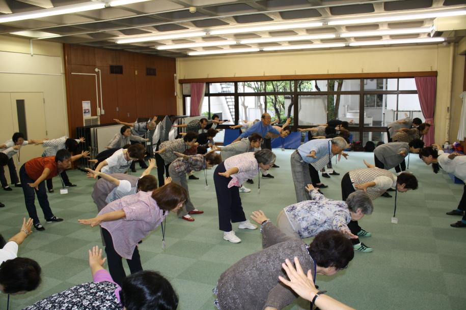 写真：体操をしている様子
