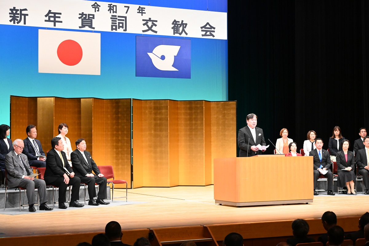 壇上で挨拶する区長