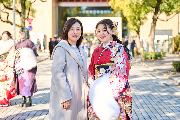 母親と振り袖姿の娘