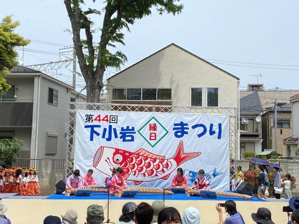 ステージで琴を披露するこどもたち