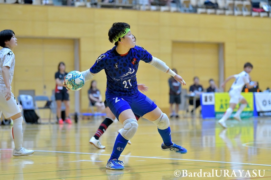 ボールを持つ國島選手