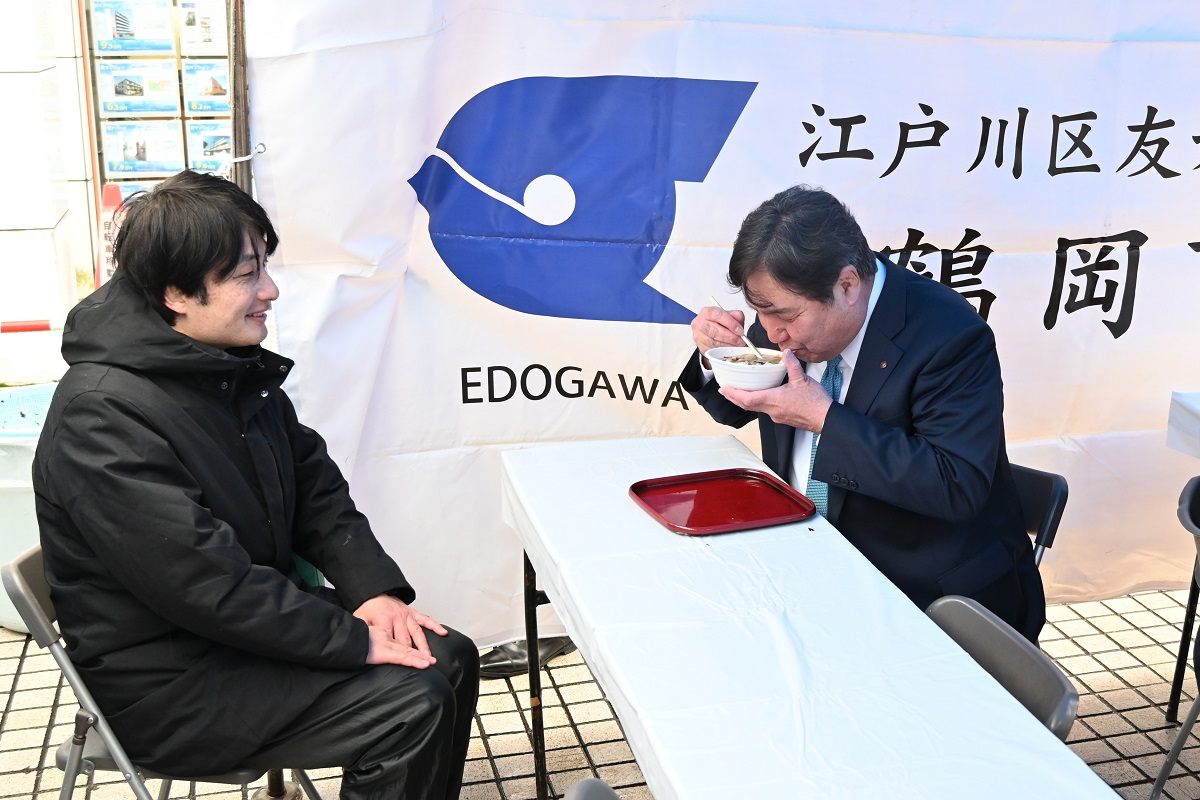 まつりの料理を楽しむ区長