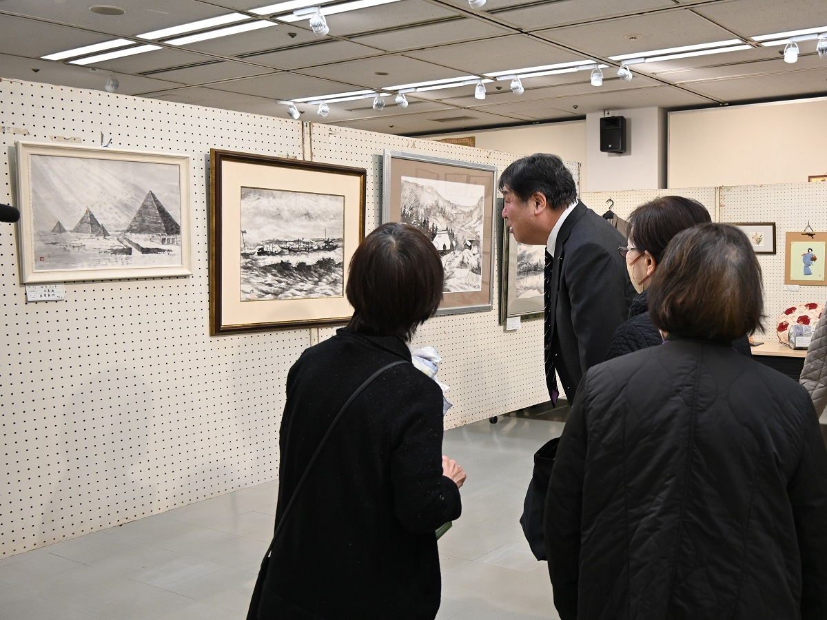 展示品を眺める区長