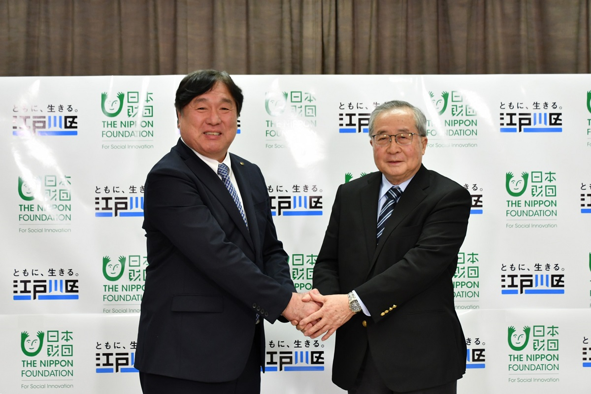 日本財団との「包括的就労支援に係る連携協定」締結式（3月11日）握手する区長