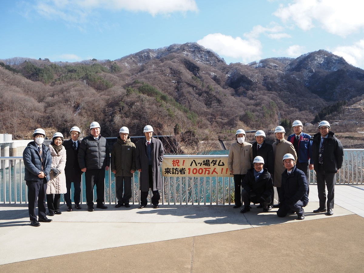 八ッ場ダムをバックに集合写真