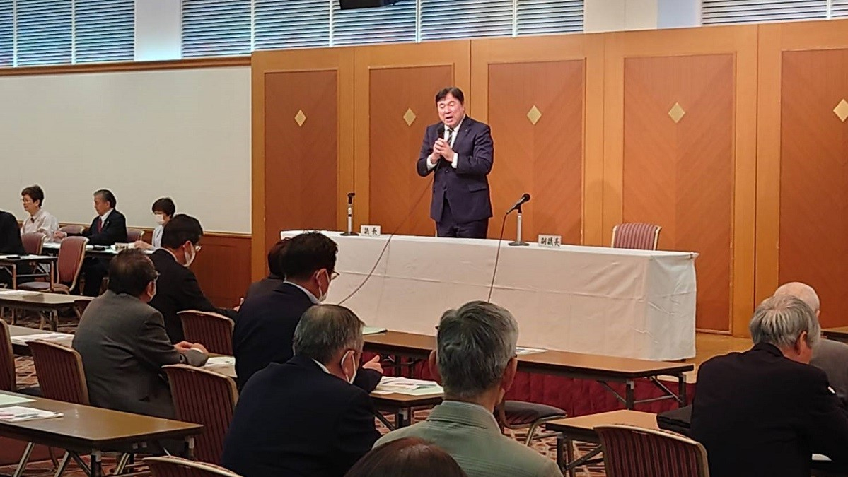 社会福祉協議会評議員会で挨拶する区長