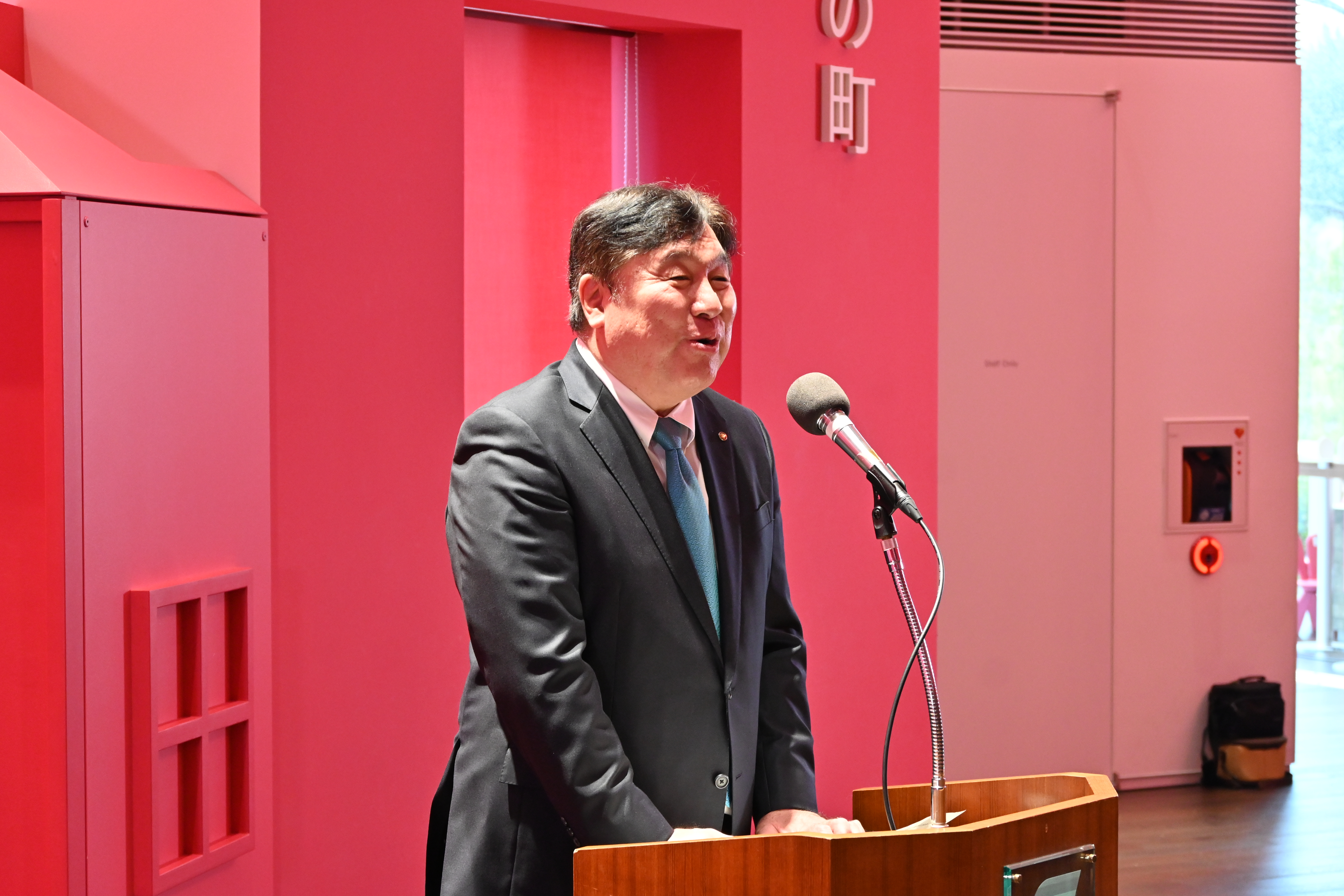 新入職員に挨拶する区長
