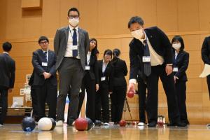 入区式で新規採用職員によるボッチャ体験