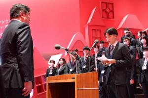 入区式で区長の前で挨拶する新規採用職員代表