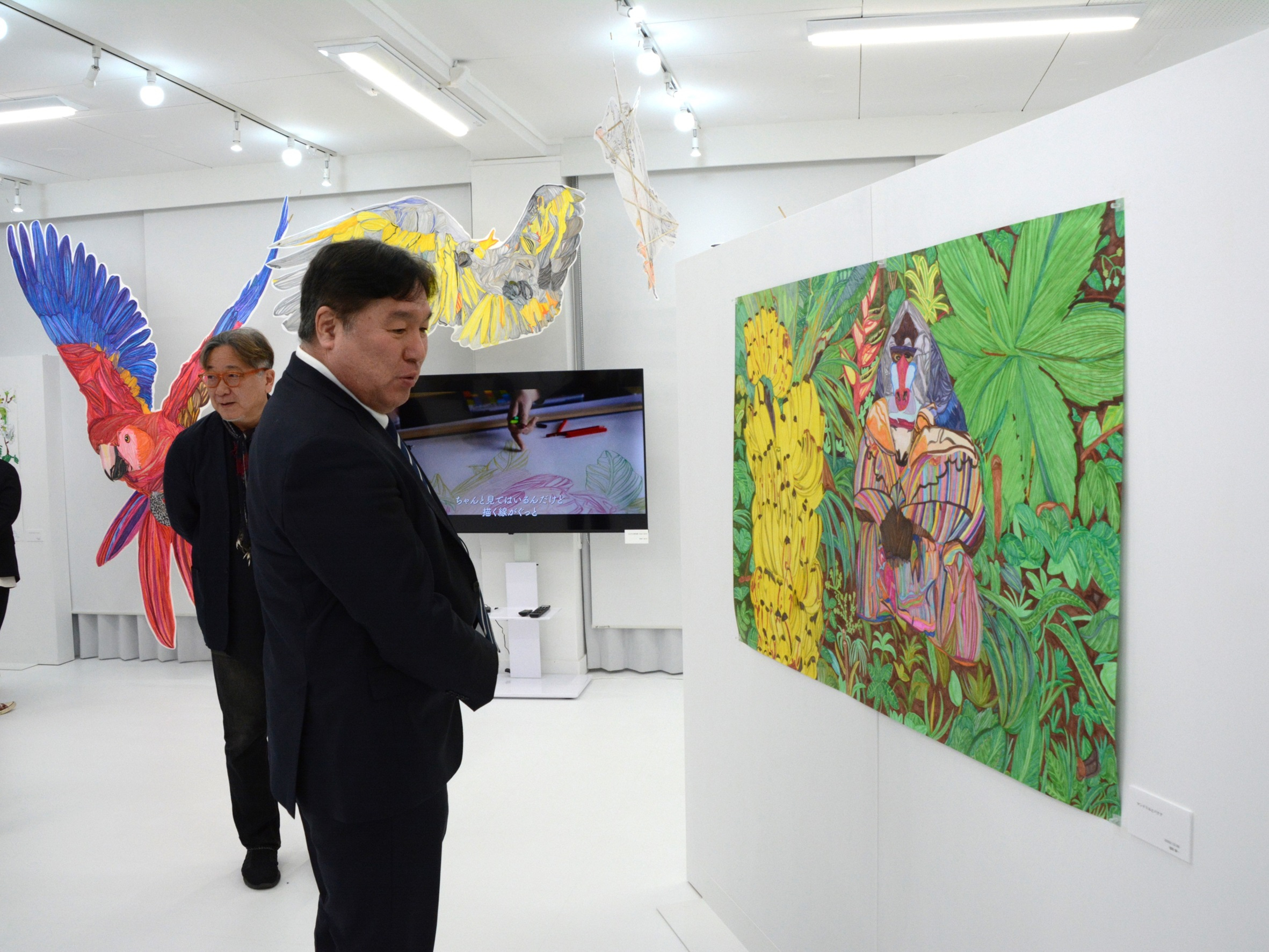 「はるすなお展」の作品を鑑賞する区長