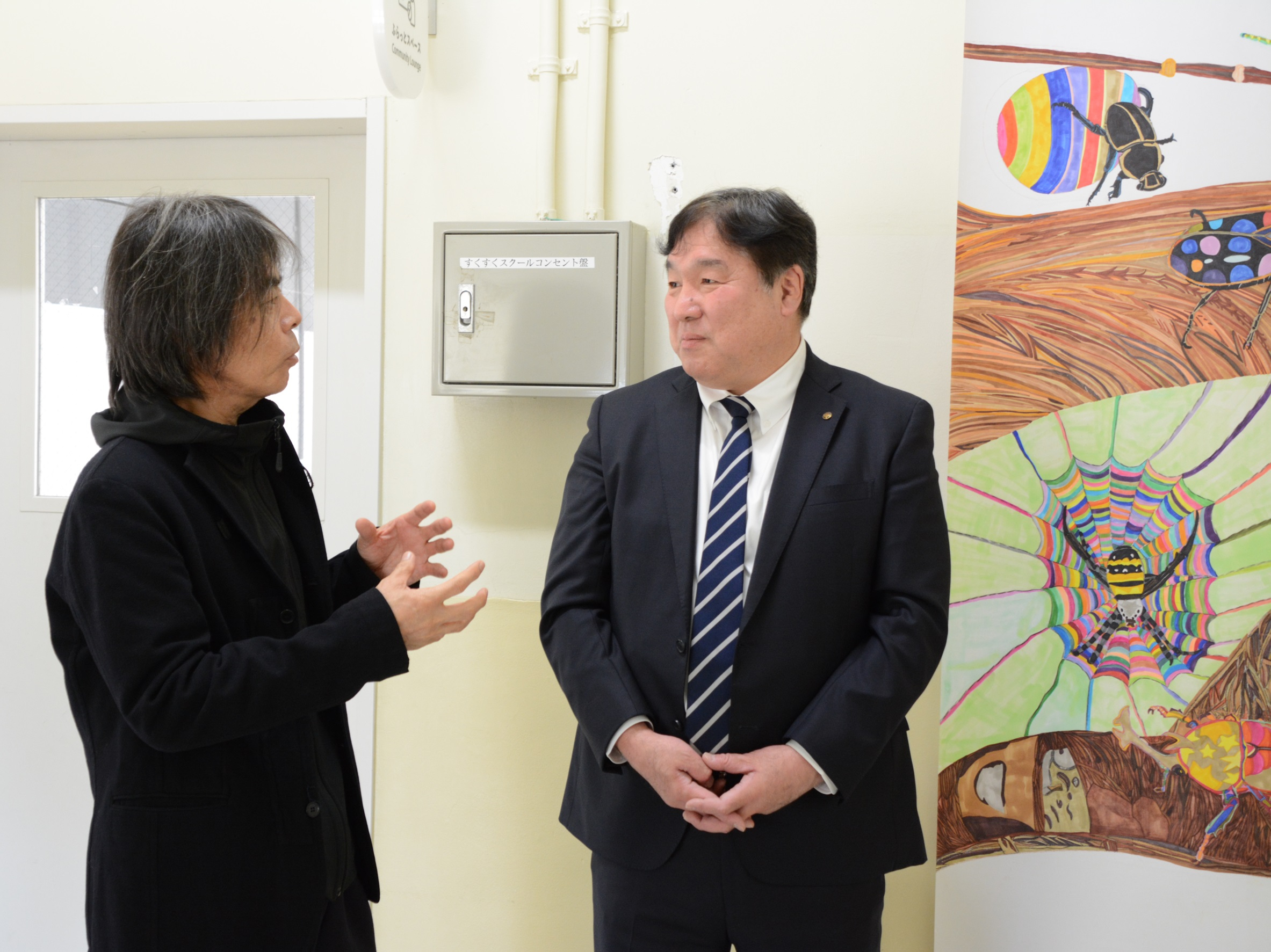 東京藝術大学の日比野学長と談笑する区長