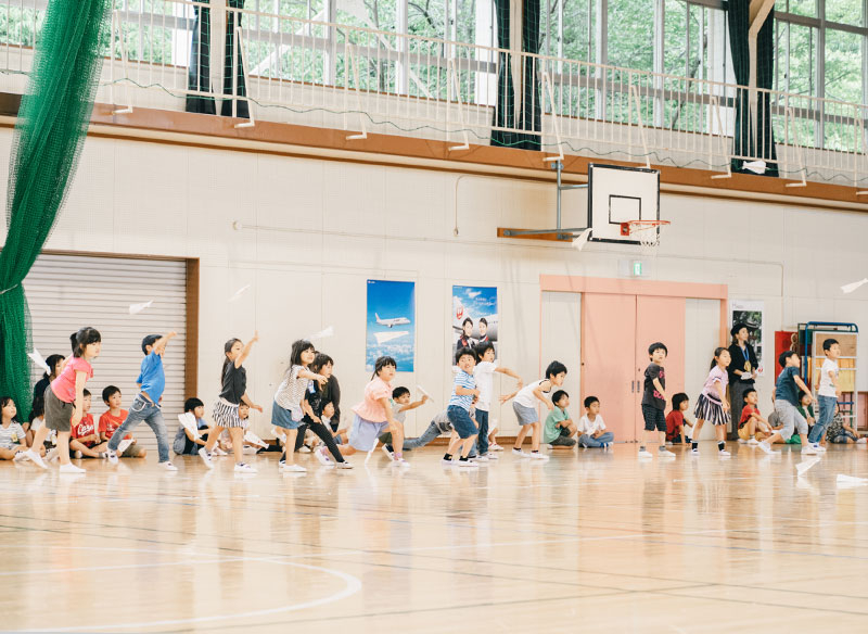 折り紙ヒコーキを飛ばす