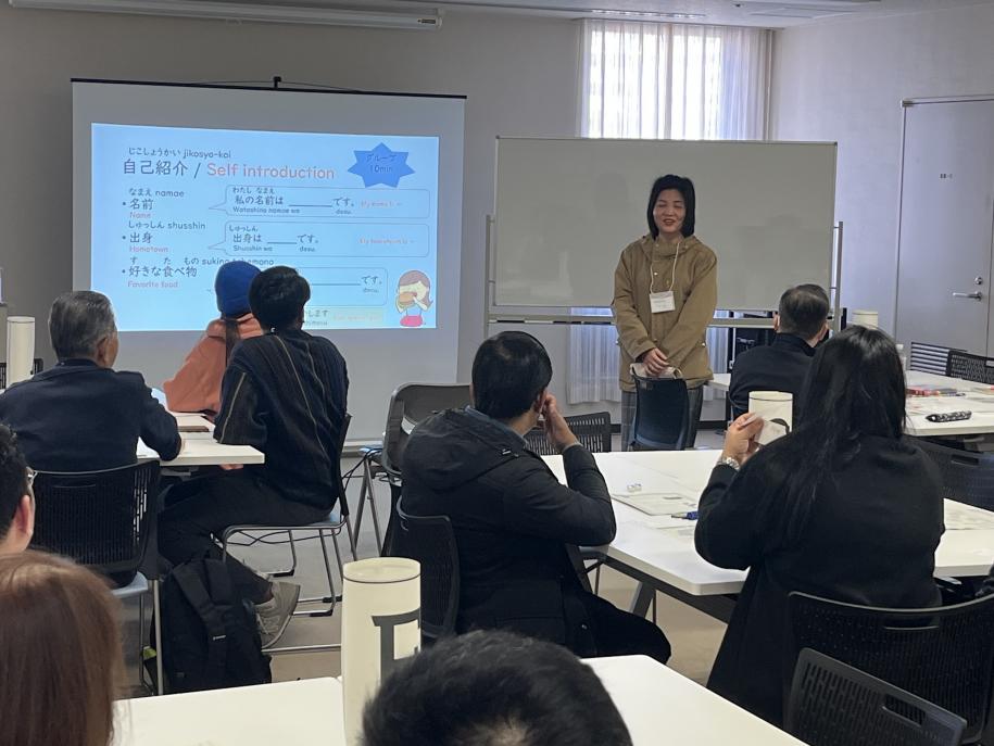 日本語で自己紹介する参加者