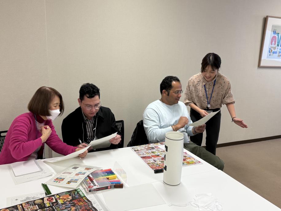 先生と一緒に日本語を練習する参加者