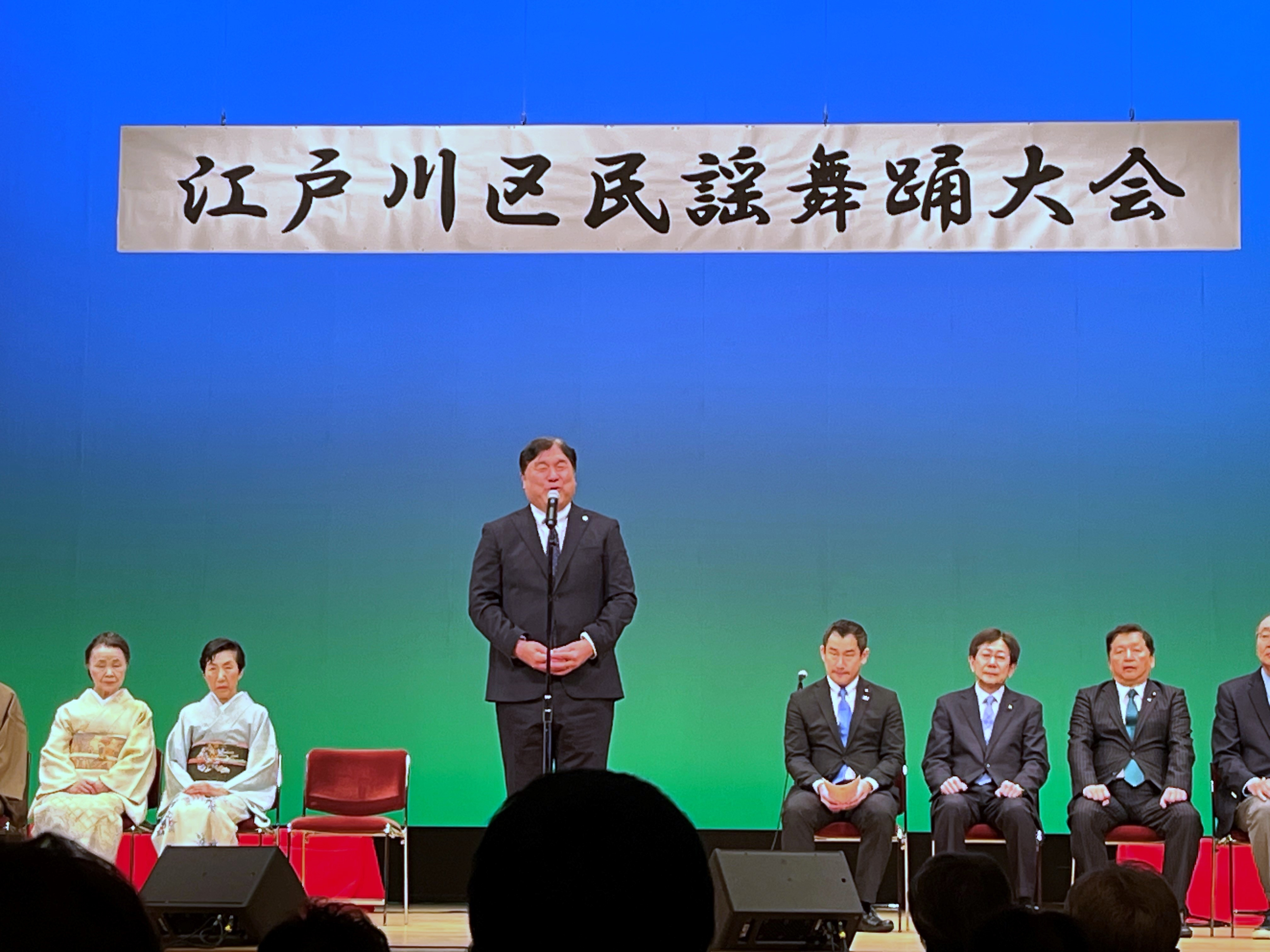 民謡舞踊大会での区長挨拶の様子