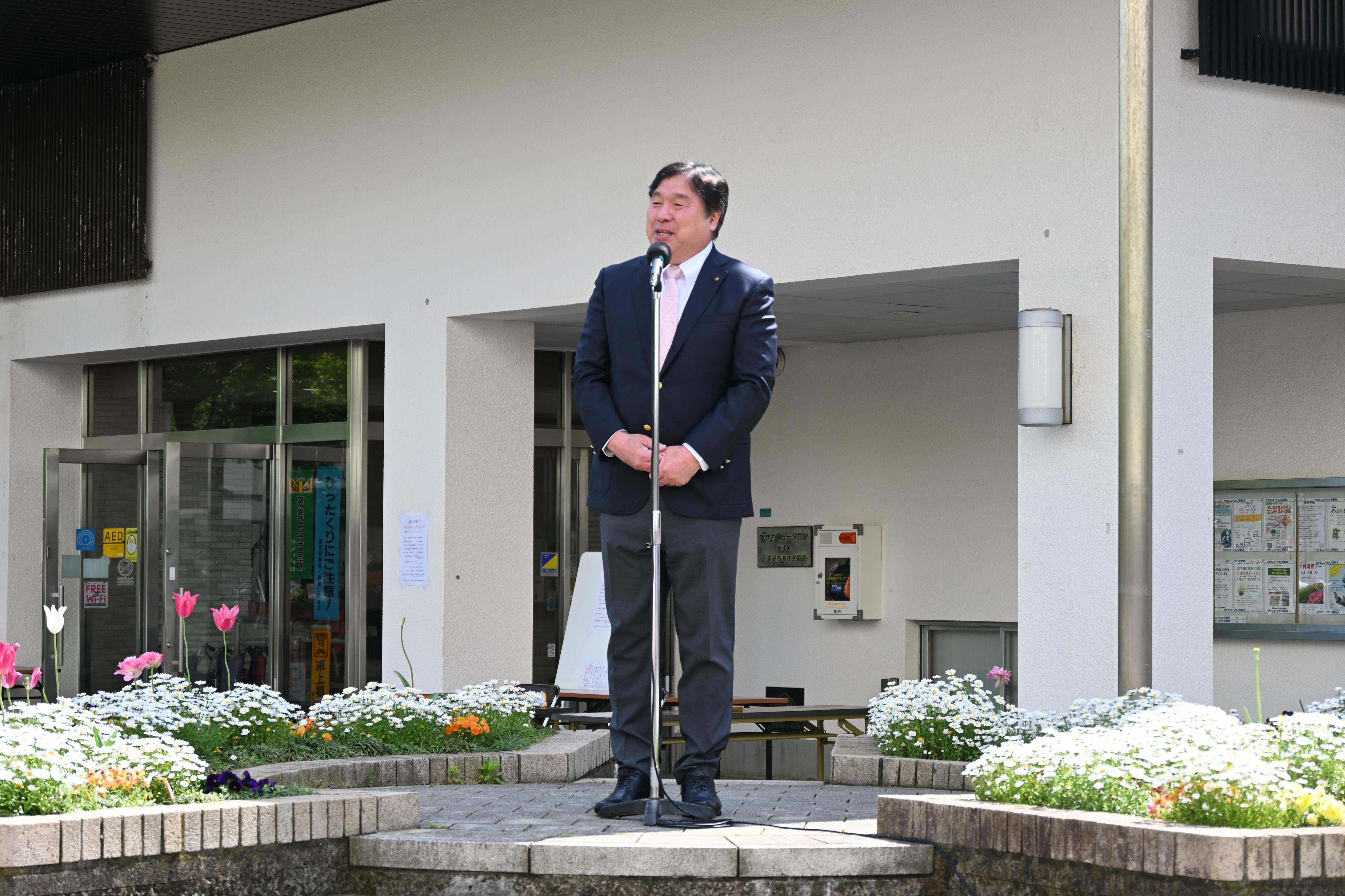 子どもまつりにて挨拶される区長