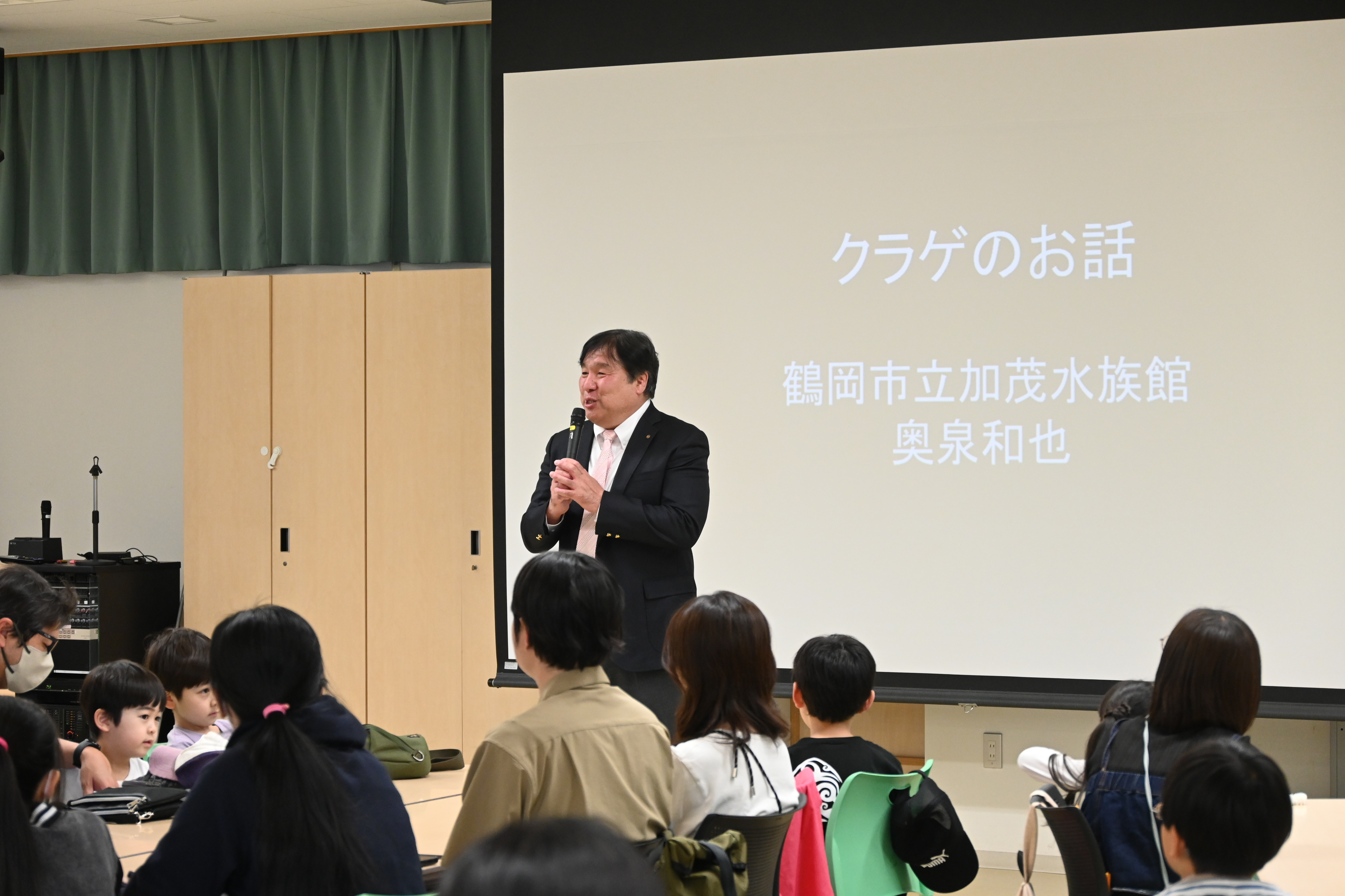子ども未来館にてお話される区長