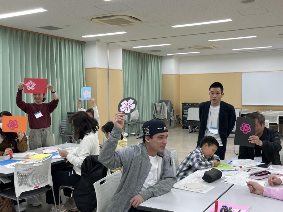 桜を見せ合う参加者