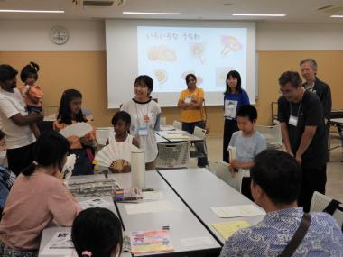 作った江戸扇子を紹介する様子