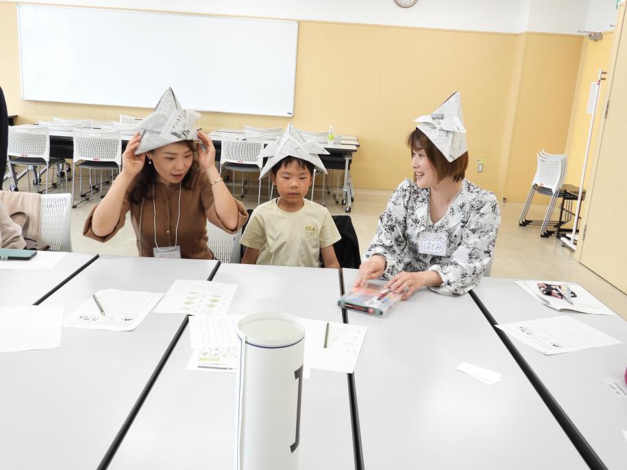新聞紙で作った兜をかぶる参加者
