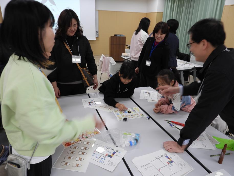 自分の国のお正月料理について説明する参加者