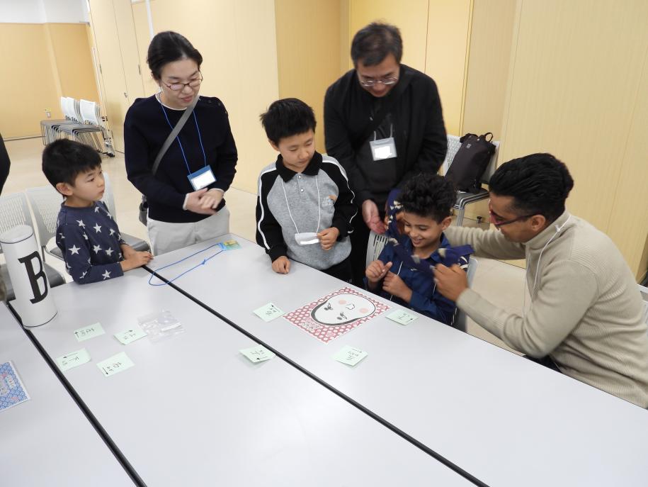 福笑いで遊ぶ親子