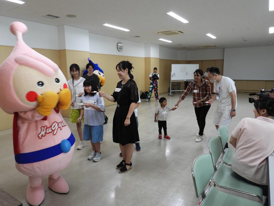 「だるまさんがころんだ」で遊ぶ参加者