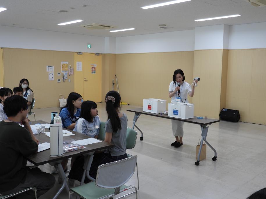 ゴミの分別について説明する様子