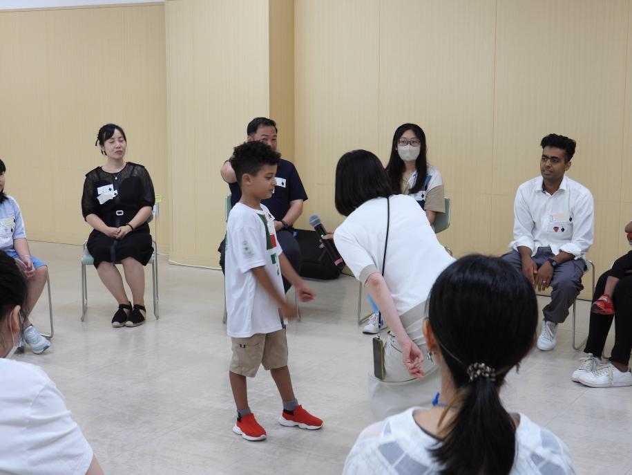 夏の思い出を発表する参加者