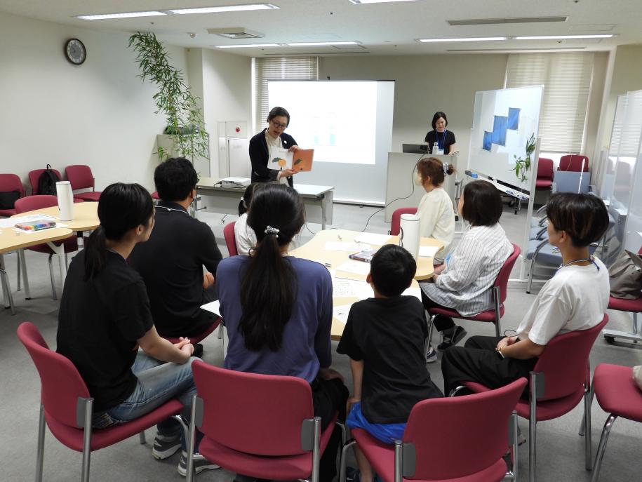 絵本の読み聞かせをする様子