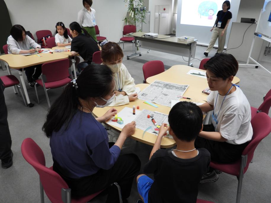 折り紙で七夕飾りを作る参加者