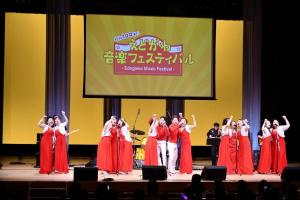 ステージで歌う演奏者たち