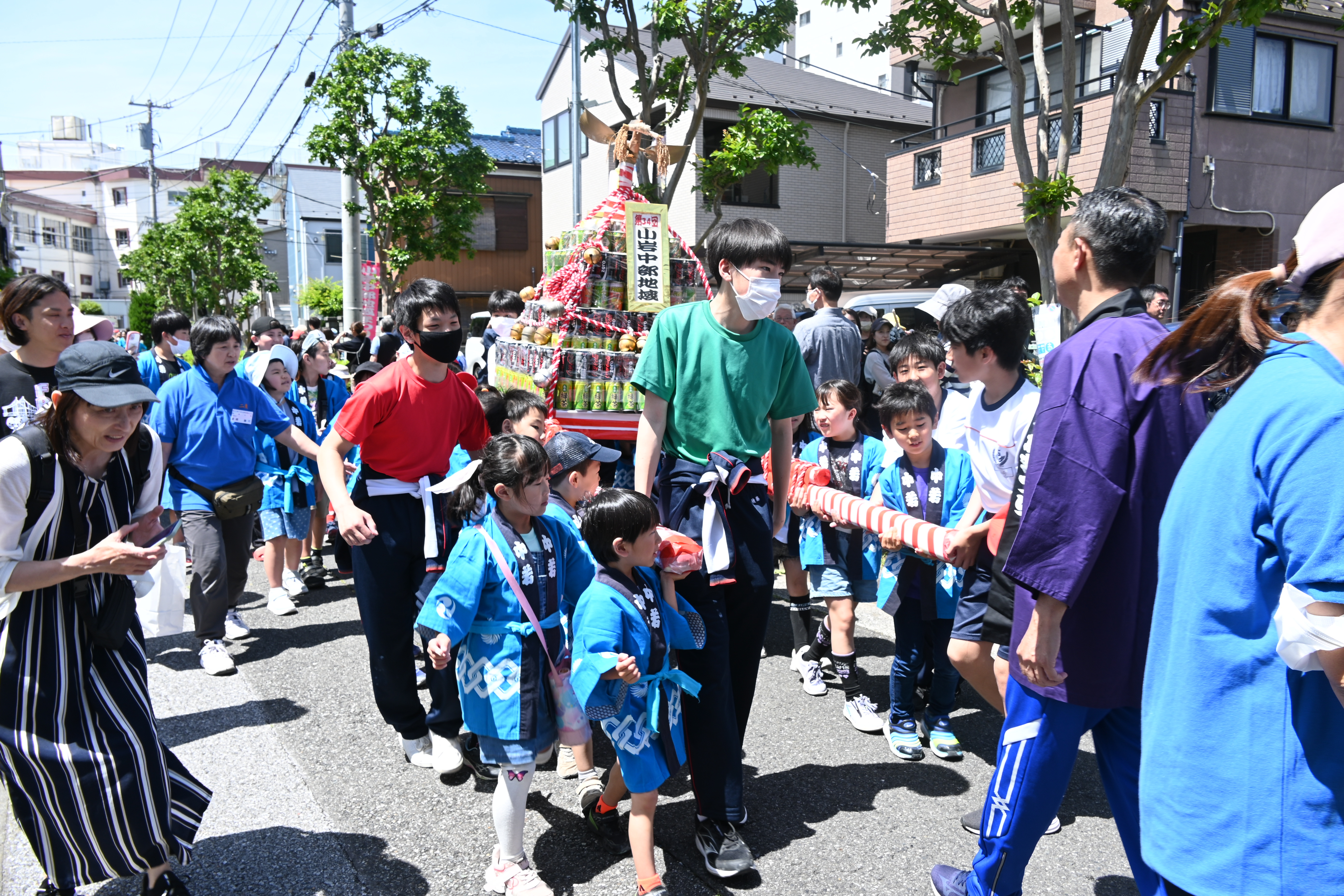 小岩中部地域まつりにてお神輿を担ぐ子供たち