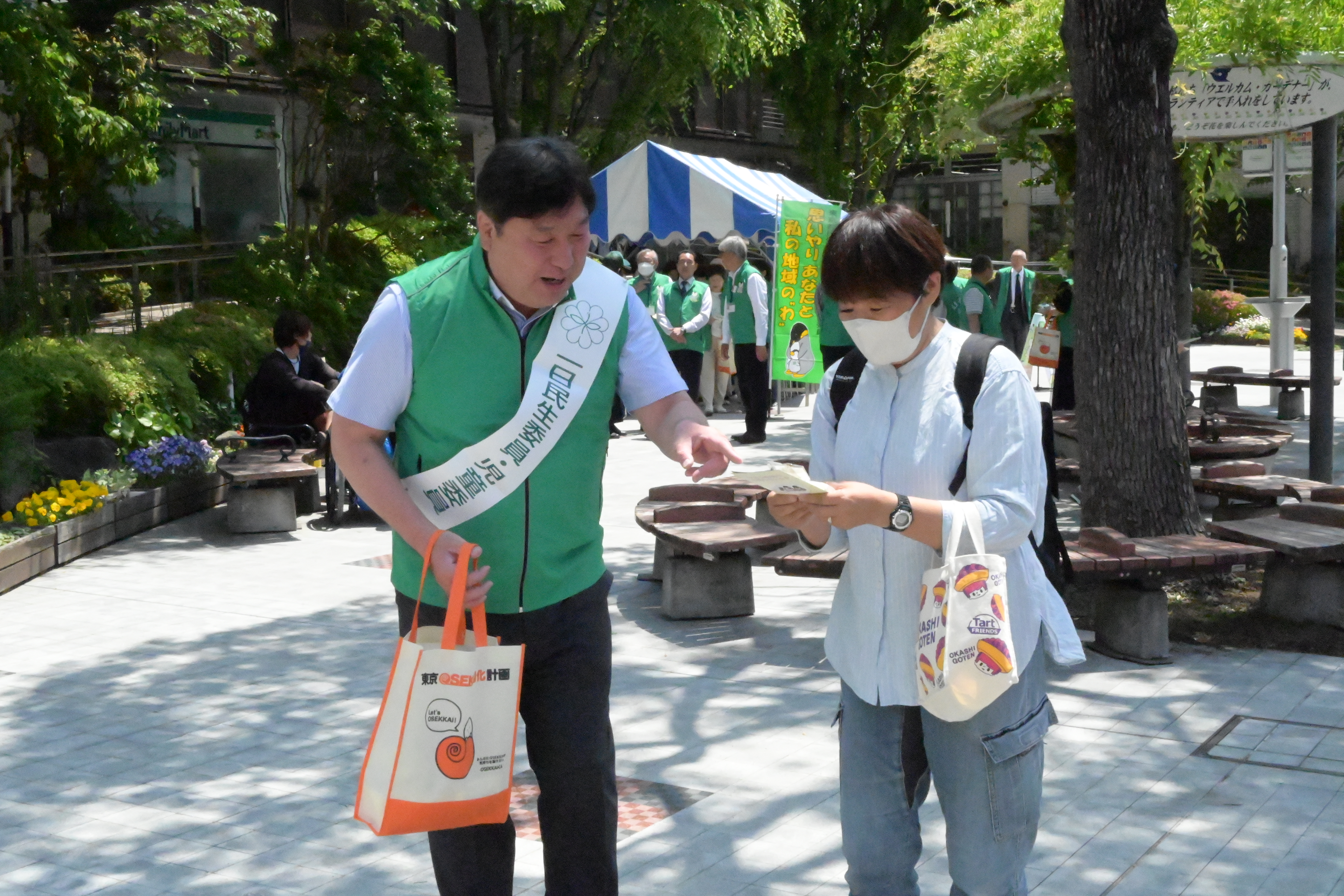 「一日民生委員・児童委員」でパンフレットを配布する区長