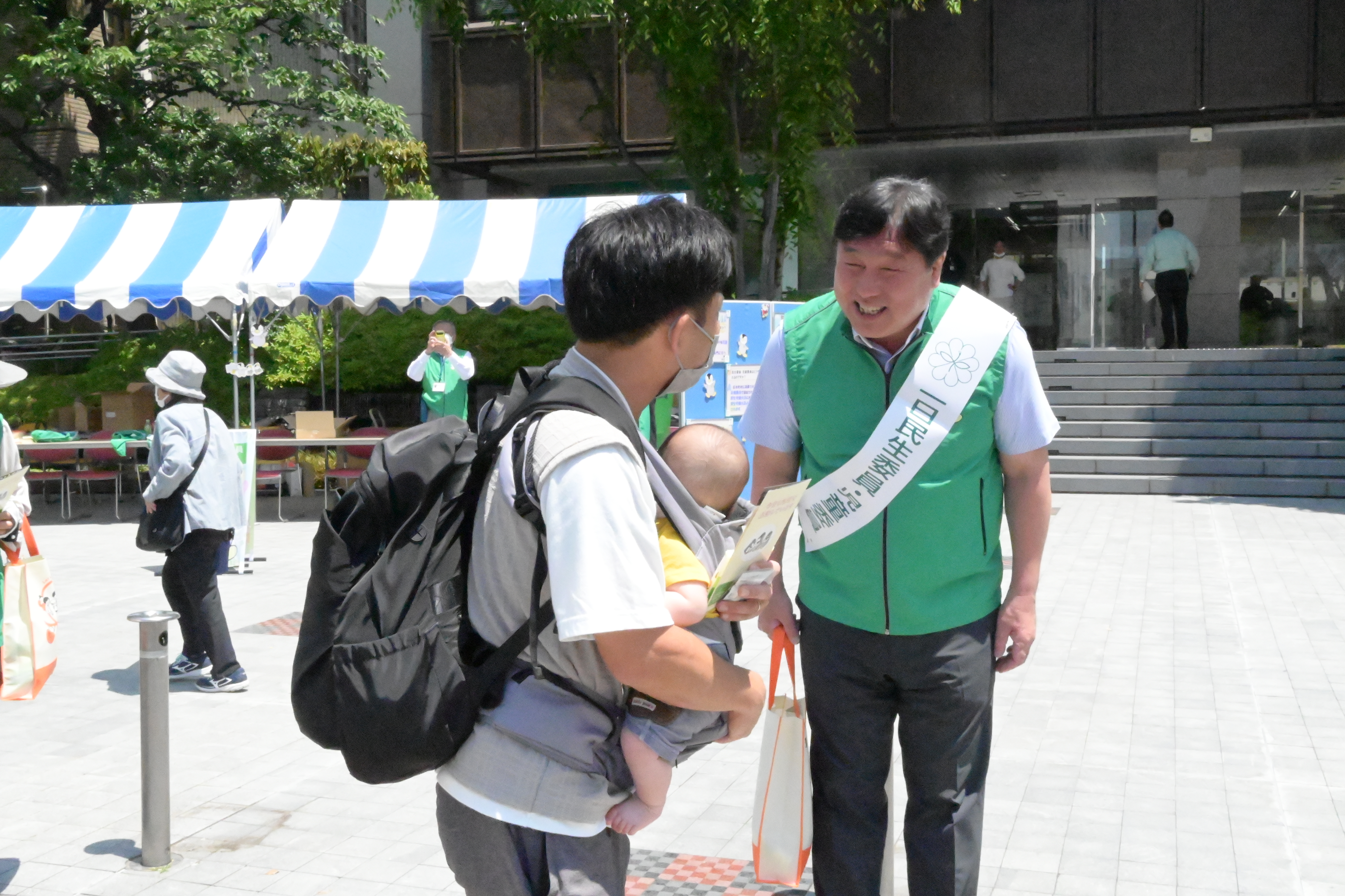 「一日民生委員・児童委員」ですれ違った赤ちゃんと触れ合う区長