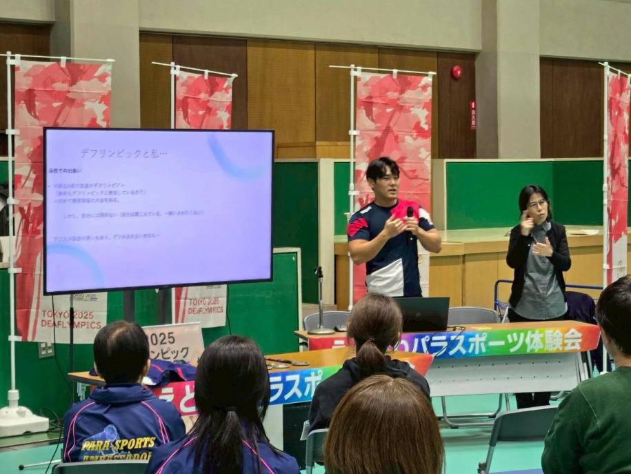 講演中の藤原慧さん