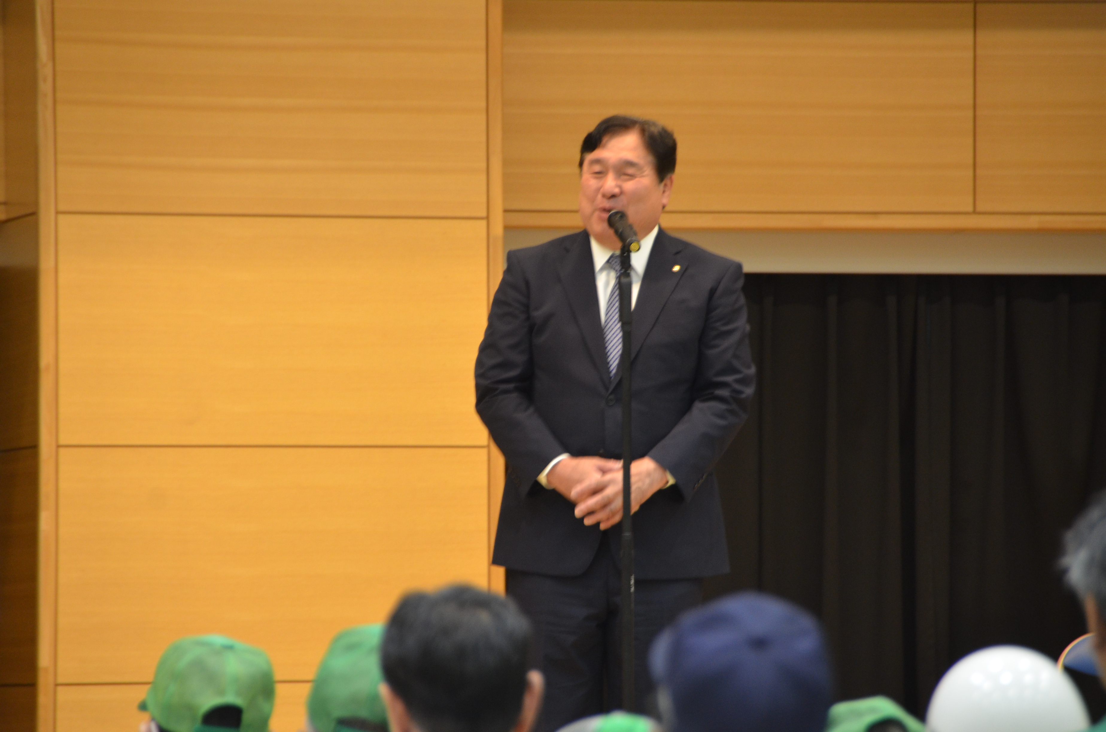 東部地区安全安心まちづくり大会で挨拶する区長