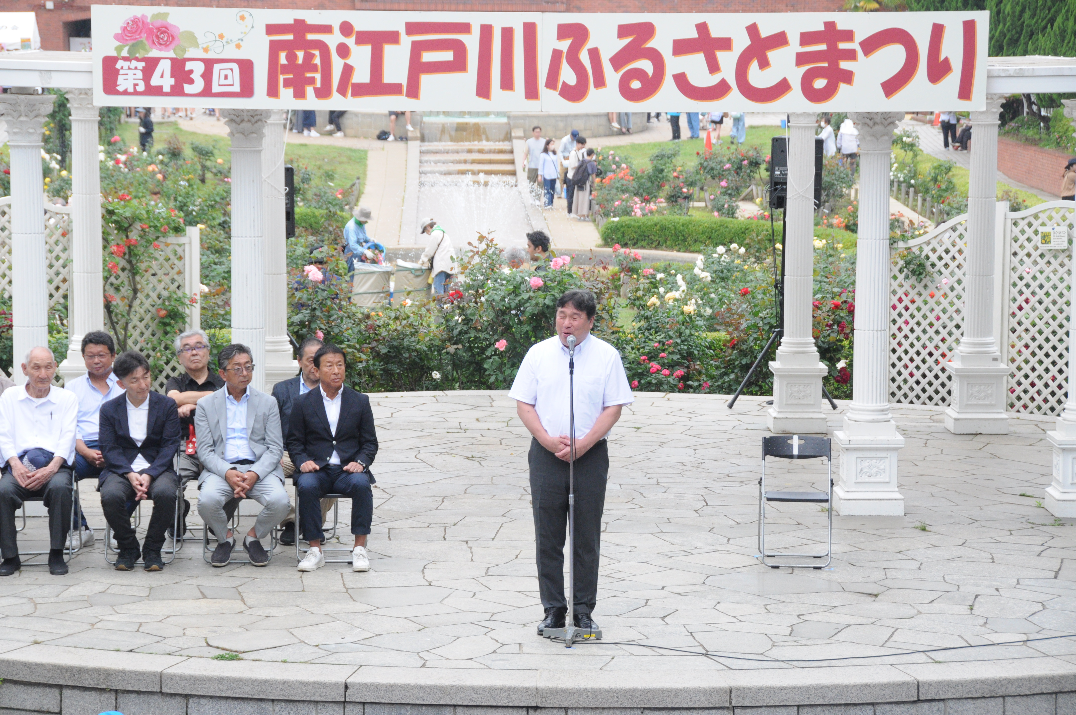 南江戸川ふるさとまつりで挨拶する区長